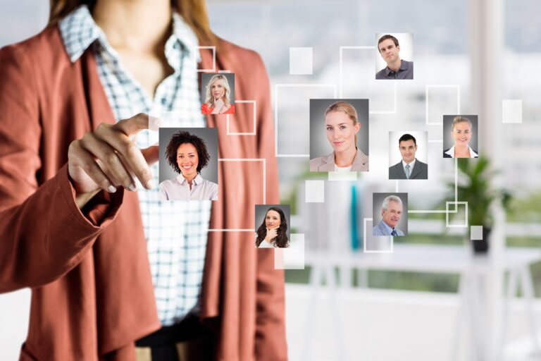 Une interface numérique fluide montrant des parcours de carrière personnalisés générés par une IA pour différents profils de collaborateurs.