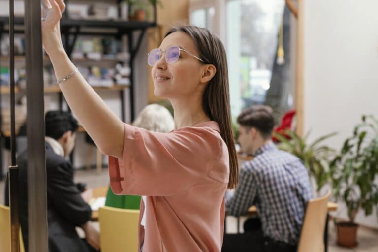 Collaborateur serein travaillant en autonomie dans un espace inspirant, illustrant le concept de Quiet Thriving.