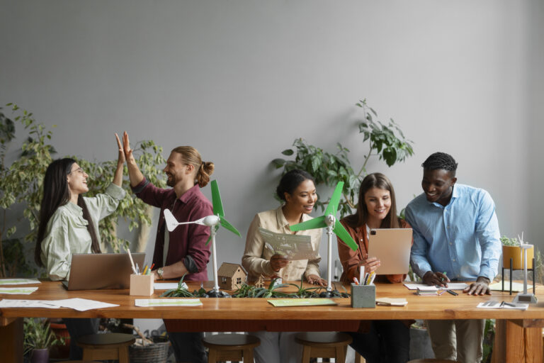 Une équipe collaborative et soudée dans un bureau moderne, illustrant un climat social positif réduisant l'absentéisme.