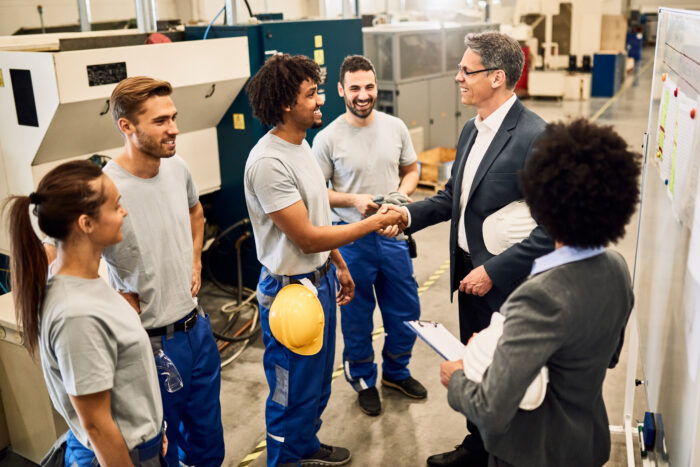Un manager engagé dans une conversation authentique avec son équipe, symbolisant la reconstruction du lien et de la confiance en entreprise.