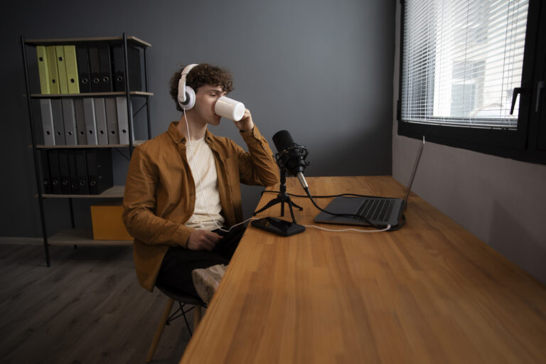 Un studio de podcast moderne au sein d'une entreprise, symbolisant la mutation des RH en créateurs de contenus.