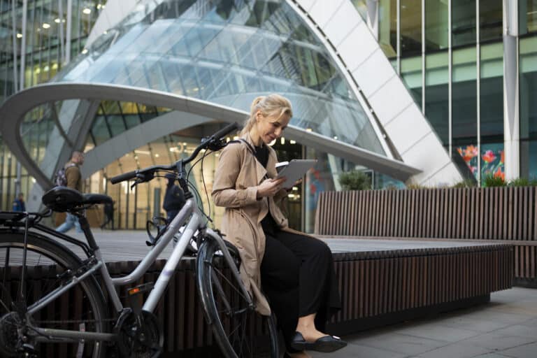Un consultant de l'agence InfluenceuRH présentant une stratégie de mobilité interne pour retenir les talents.