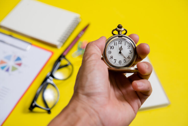 Chronomètre à côté d'un formulaire de test d'attractivité marque employeur.