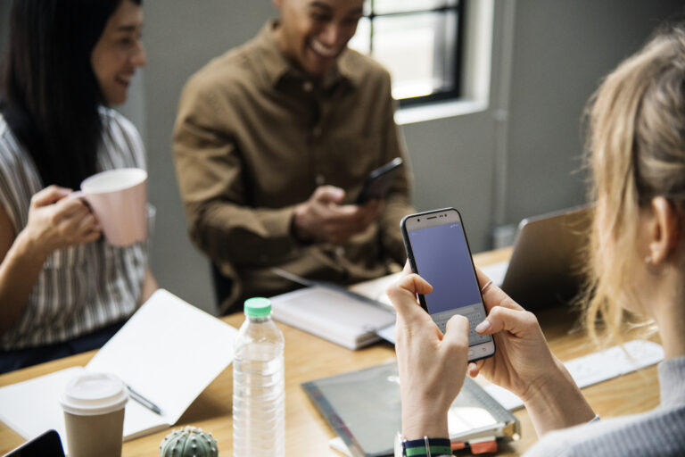 Un smartphone affichant un quiz interactif sur le recrutement moderne, entouré d'icônes de réseaux sociaux