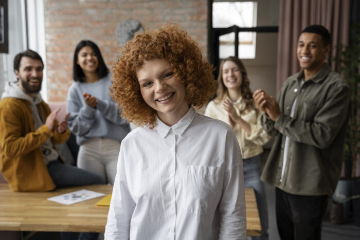 Une équipe RH dynamique accueillant une nouvelle alternante, illustrant une intégration réussie et une marque employeur forte.