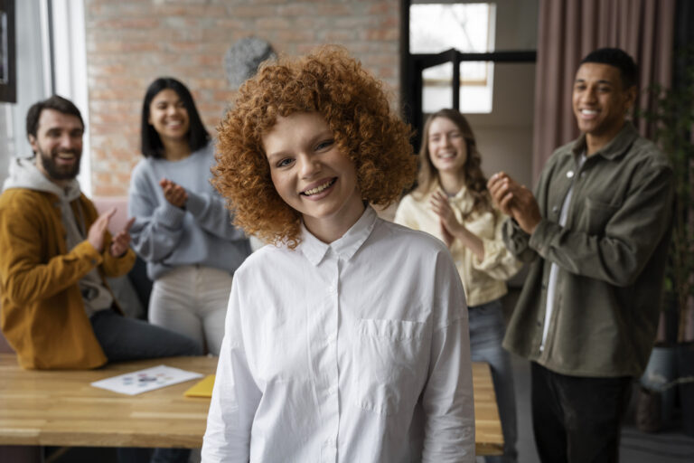 Une équipe RH dynamique accueillant une nouvelle alternante, illustrant une intégration réussie et une marque employeur forte.