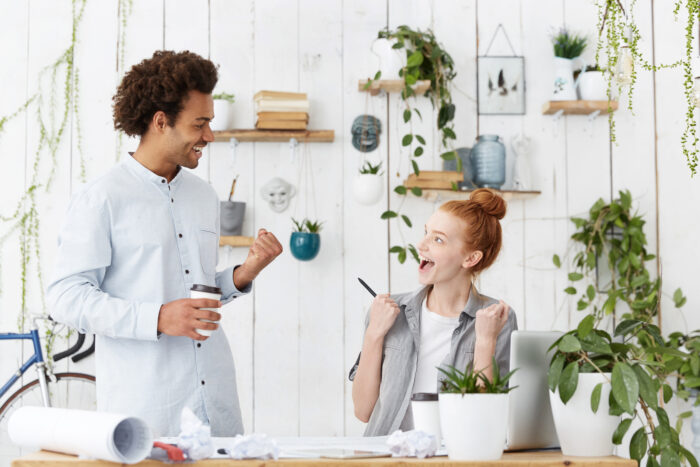 Un collaborateur soulagé échangeant avec son manager dans un environnement de travail sain, illustrant l'impact positif de la prévention sur la santé mentale et physique.