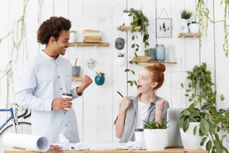 Un collaborateur soulagé échangeant avec son manager dans un environnement de travail sain, illustrant l'impact positif de la prévention sur la santé mentale et physique.
