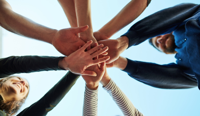 Des collaborateurs passionnés échangeant des idées, illustrant le sentiment d'appartenance, la fierté d'entreprise et l'Employee Advocacy naturel.