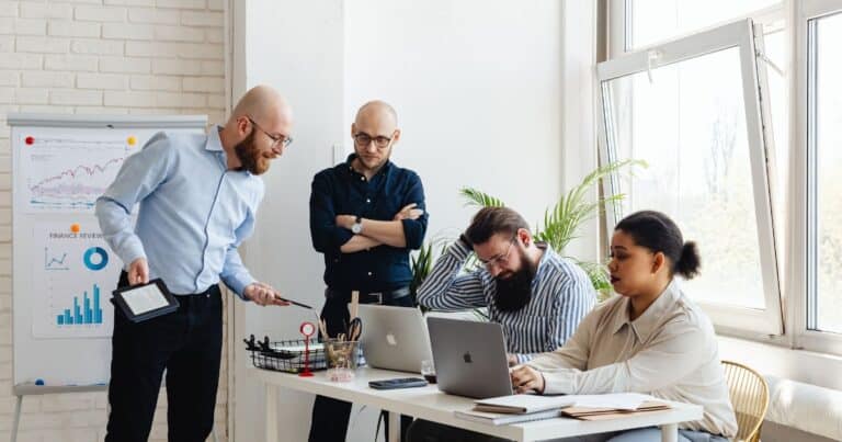 Équipe diverse en réunion de collaboration dans un bureau moderne, illustration de la cooptation en recrutement