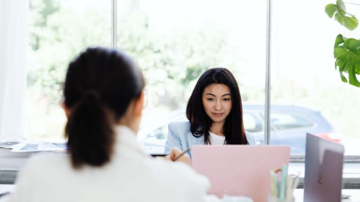 Recruteur et candidate en entretien, experience candidat et marque employeur en 2026