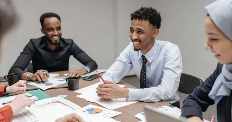 Equipe diverse et souriante en reunion, illustration de la marque employeur en 2026