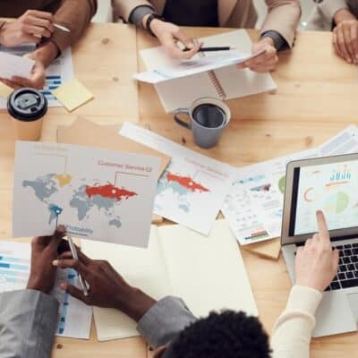 Mobilité interne 2026, équipe diverse collaborant en réunion, levier de rétention et de marque employeur