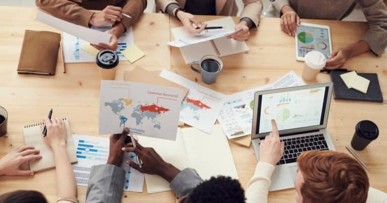 Mobilité interne 2026, équipe diverse collaborant en réunion, levier de rétention et de marque employeur