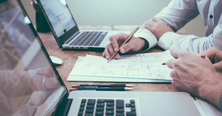 Équipe RH en réunion autour d'un poste de travail : enjeux de marque employeur et de marque recruteur