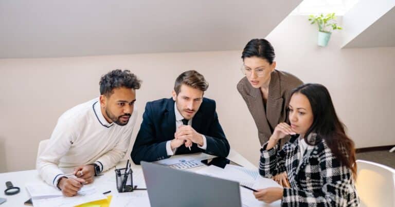 Recrutement par compétences 2026 : équipe diverse de professionnels collaborant au bureau