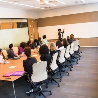 Reskilling et marque employeur 2026 : session de formation dans un espace de travail moderne