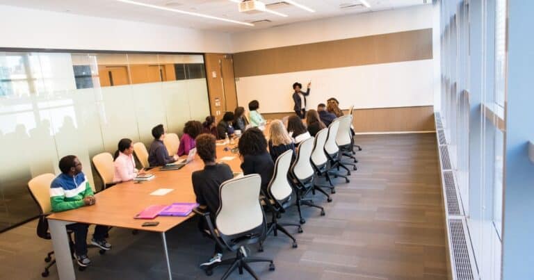 Reskilling et marque employeur 2026 : session de formation dans un espace de travail moderne