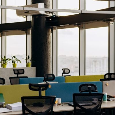 Espace de travail moderne illustrant le retour au bureau et la marque employeur en 2026