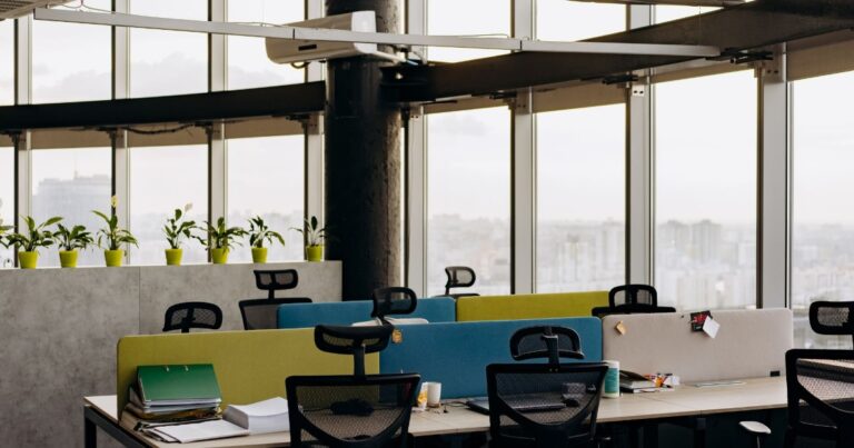 Espace de travail moderne illustrant le retour au bureau et la marque employeur en 2026