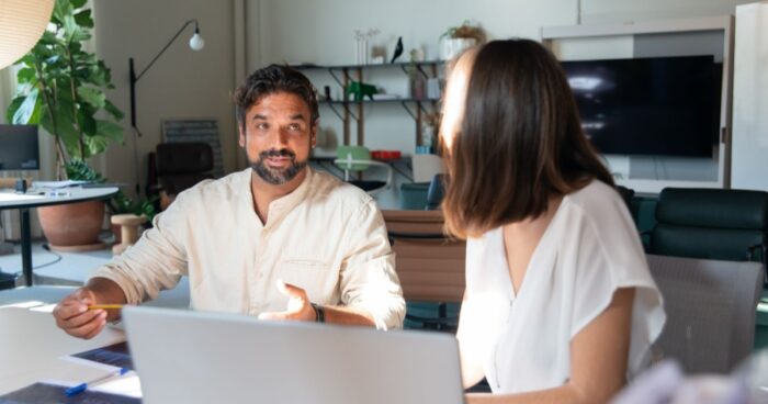 Santé mentale au travail 2026, équipe souriante et marque employeur en entreprise
