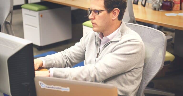 Professionnel concentre dans un espace de coworking, illustration de la semaine de 4 jours et de la marque employeur
