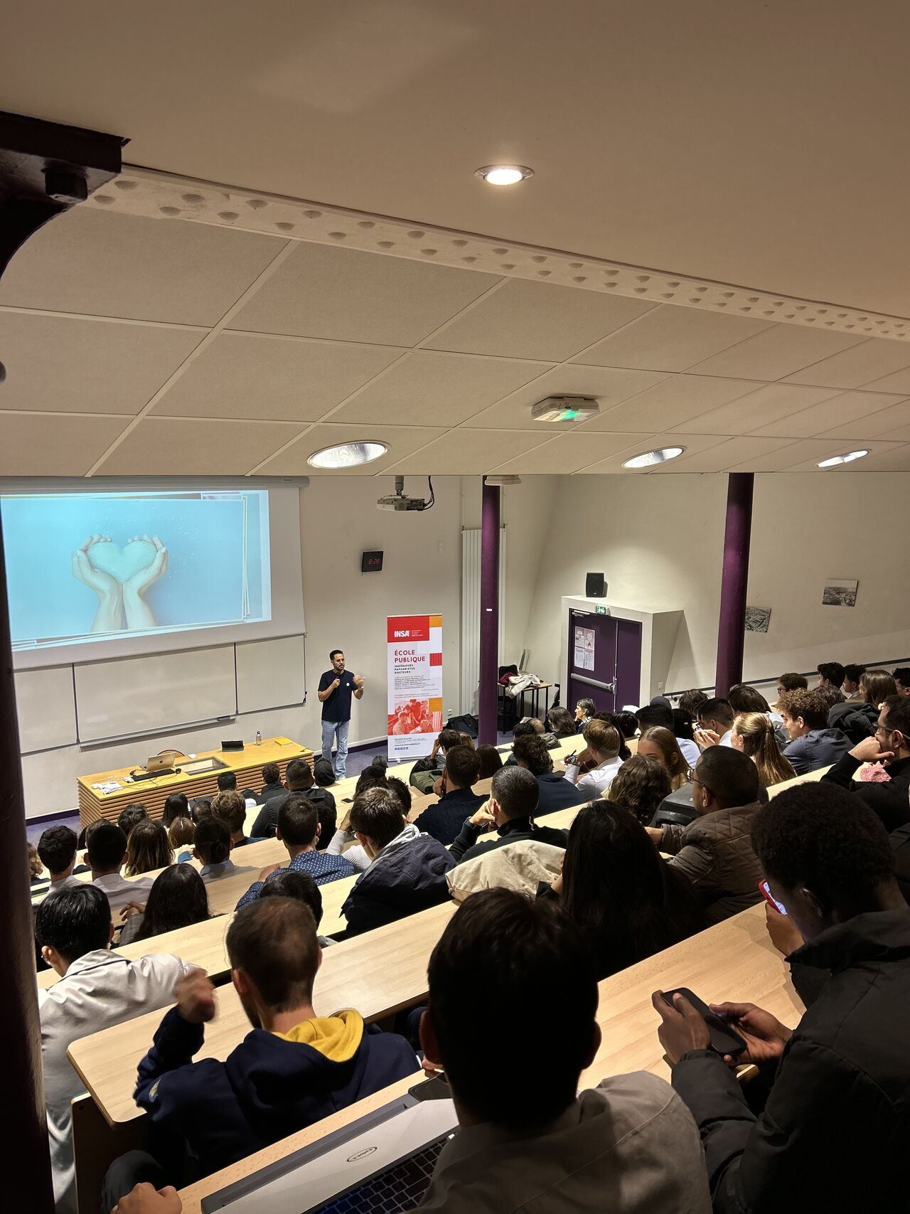 Guillaume Coudert en intervention devant un amphi d’étudiants de l’INSA