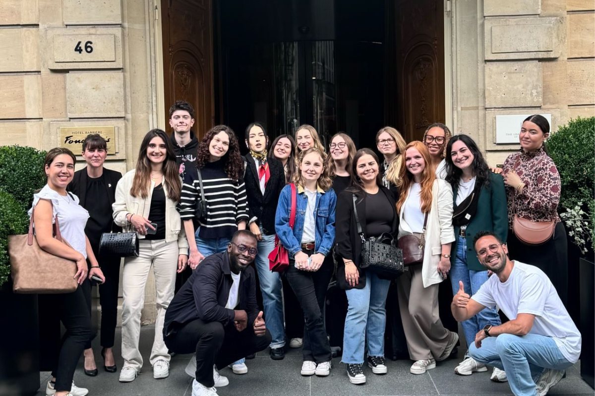 Une promotion d’étudiants de l’ISCOM réunie devant l’école, avec Guillaume Coudert