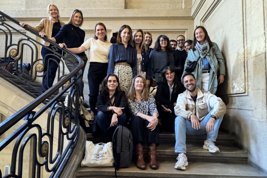 Des étudiants de Sciences Po après une intervention, avec Guillaume Coudert