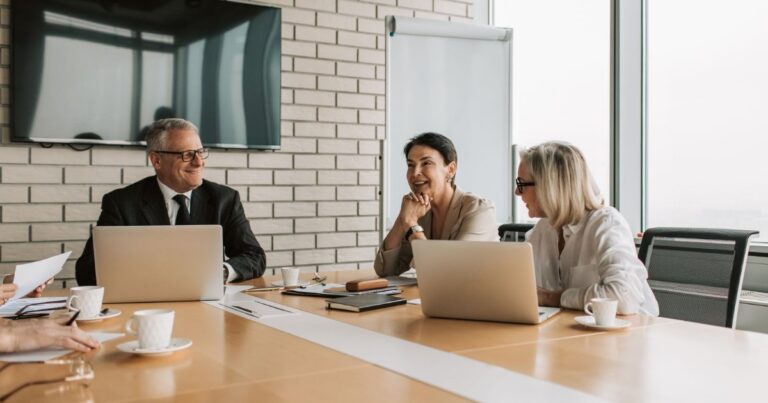Agence marque employeur : un comité de direction évalue une proposition d'agence en salle de réunion