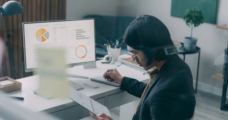 Coût par canal de recrutement : un responsable recrutement analyse des graphiques de sourcing sur son écran au bureau