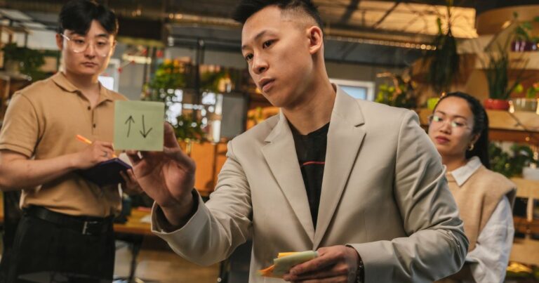 Consultation des salariés : une équipe travaille sur un mur de post-it lors d'un atelier de décision partagée