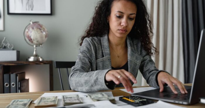 Coût d'un poste vacant : une responsable RH calcule le coût de ses recrutements en cours