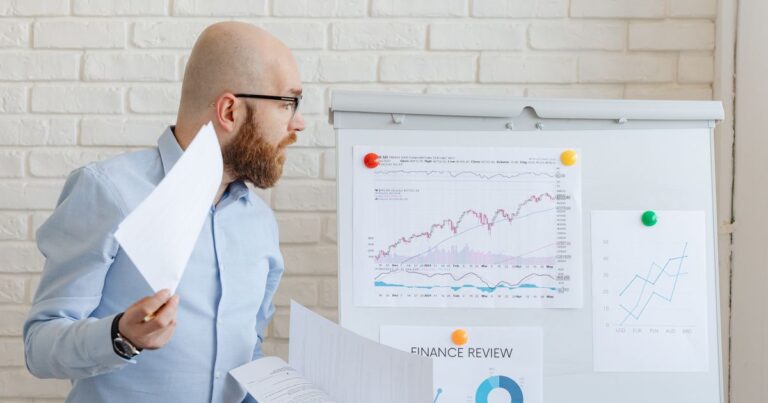 Un analyste examine des graphiques affichés au mur, illustrant l'enquête d'image employeur