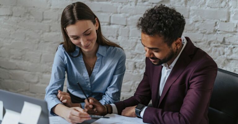Entretien de parcours professionnel : un manager et une salariée passent en revue la trame d'entretien