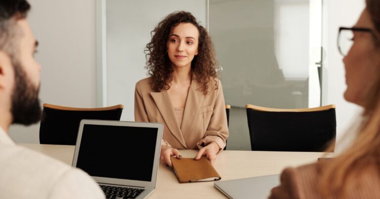 Feedback candidat après entretien : une candidate face au jury de recrutement en salle de réunion