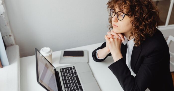 Cadre pensive a son bureau, illustration du job hugging et de la retention subie en 2026