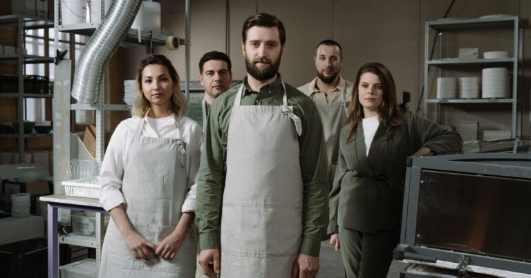 Marque employeur locale : une dirigeante et son équipe d'atelier réunies sur leur site de production, employeur de référence de son bassin d'emploi