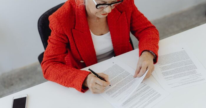 Rupture de période d'essai : une nouvelle recrue signe son contrat de travail en CDI