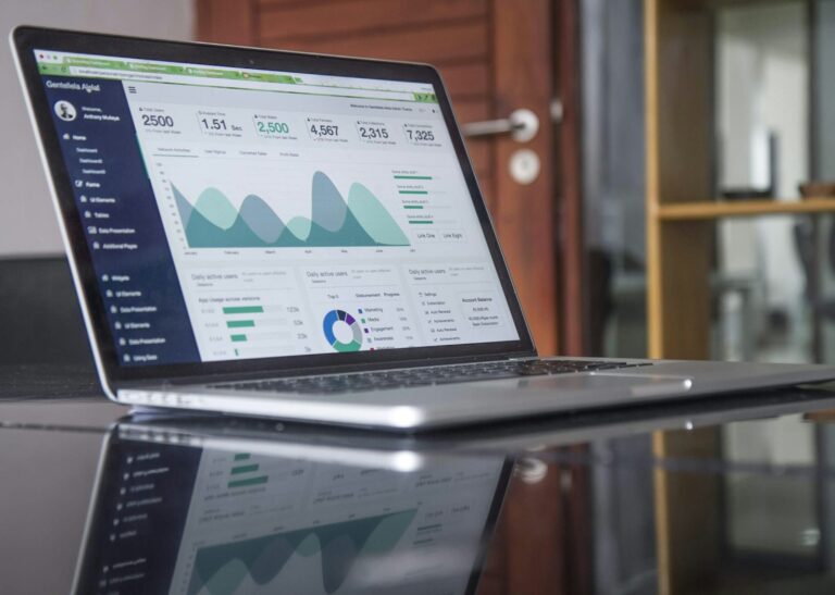 Tableau de bord d'indicateurs affiché sur un ordinateur portable
