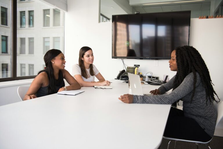 Entretien de recrutement entre trois femmes