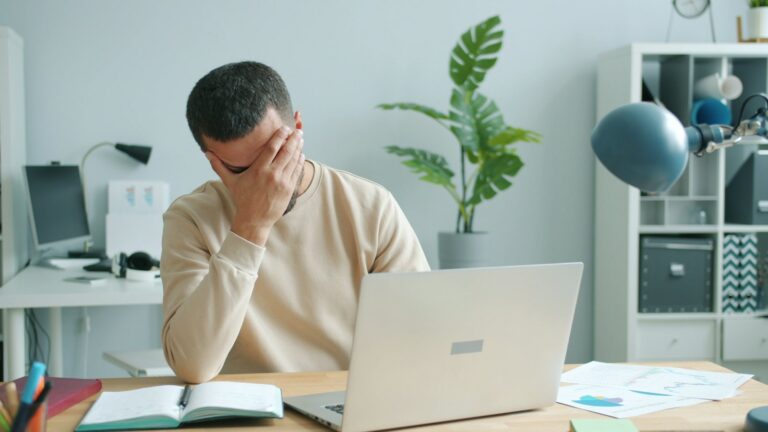 Homme déçu devant son ordinateur
