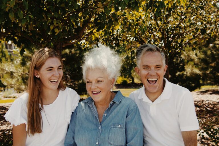Trois générations réunies et souriantes