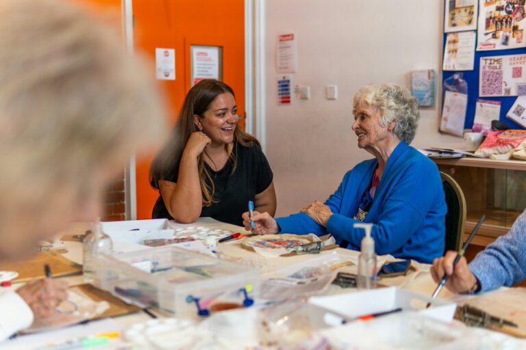 Atelier collectif avec des participants d'âges variés