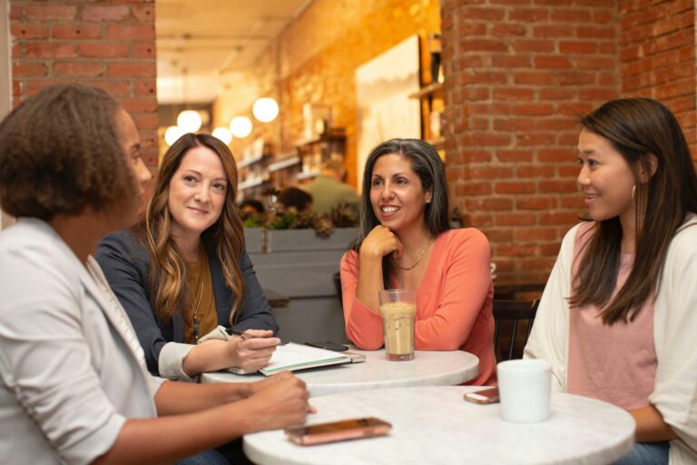 Femmes en réunion de travail autour d'une table
