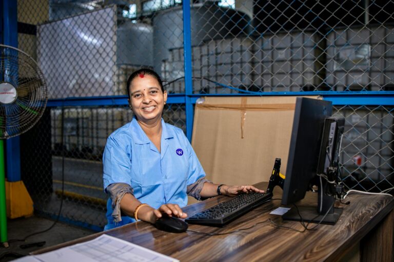 Salariée souriante à son poste de travail