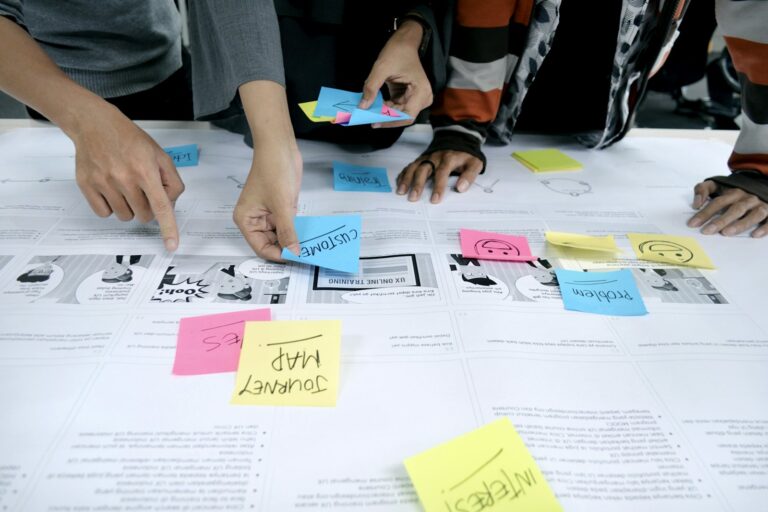 Atelier de travail avec notes autocollantes