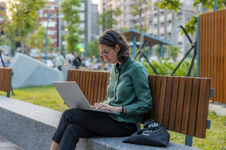 Femme travaillant sur ordinateur en extérieur