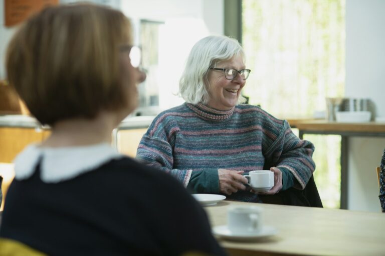 Collègues discutant autour d'un café