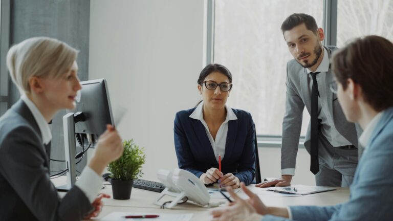 Manageuse à l'écoute de son équipe en réunion